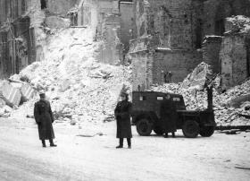 17 stycznia 1945 r. do zrujnowanej Warszawy wkroczyły oddziały Wojska Polskiego. Mrozy nie były rekordowe, ale za to długotrwałe. Wiele pojazdów przeprawiano po zamarzniętej Wiśle.