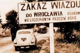 Gdy w 1963 r. we Wrocławiu wybuchła epidemia czarnej ospy, miasto zamknięto dla osób niezaszczepionych.
