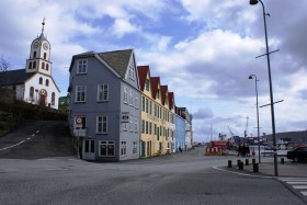 Historyczna faktoria handlowa w portowej części Tórshavn. W XIX wieku  notorycznie obrabowywana przez piratów.