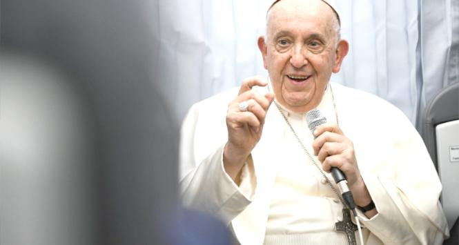 Papież Franciszek na pokładzie samolotu, którym wracał z wizyty we Francji do Rzymu, jak to ma w zwyczaju, rozmawiał z mediami.