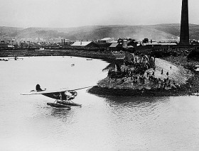 Fokker F VII Friendship, na którym załoga Stultz, Gordon, Earhart 17 czerwca 1928 r. przeleciała przez Atlantyk. Wybrzeże Walii.