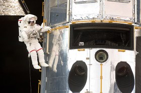 Astronauta John Grunsfeld w trakcie wyjścia podczas 4 misji serwisowej teleskopu kosmicznego Hubblea. Maj 2009.