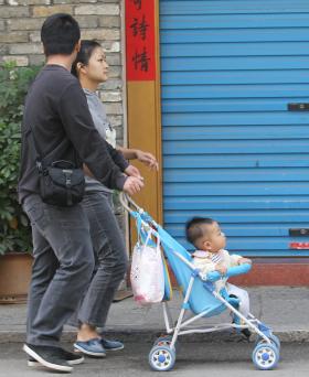 W Chinach równowaga płci już dawno została zachwiana. Dla rodziców liczy się bowiem tylko potomek męski, gdyż to on zapewnia spokojną starość i ciągłość rodu.