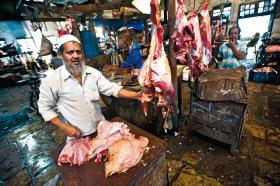 Muzułmański rzeźnik na ulicznym targu w Mumbaju oferuje także wołowinę.