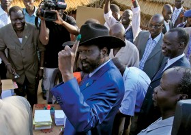 Salva Kiir, prezydent Sudanu Południowego, obsadza intratne stanowiska swymi towarzyszami z czasów rebelii.