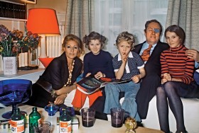 Le Pen z córkami (Marine siedzi na kolanach) i żoną, zanim ta uciekła, zabierając jego szklane oko.