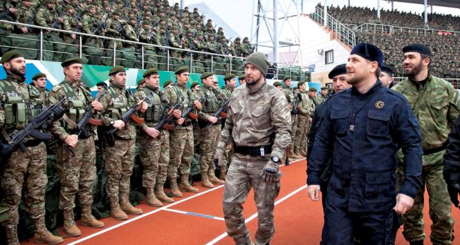 Ramzan Kadyrow i jego militarne zaplecze. 20 tys. żołnierzy zgromadzonych na stadionie przysięgało wierność Władimirowi Putinowi.