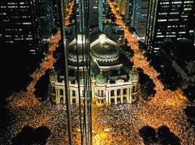 Demonstracje przed ratuszem w Rio de Janeiro przeciw korupcji i zbyt wysokim kosztom organizacji mundialu 2014.