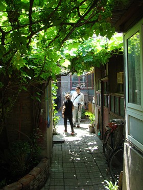 Miło też przejść po hutongach czyli starych domach w Pekinie. Znikają w szybkim tempie. Wyglądają malowniczo, zwłaszcza dla turystów, ale mało kto chce tam mieszkać ze względu na brak podstawowych wygód