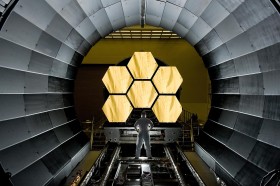 Inżynier Ernie Wright z NASA ogląda pierwsze sześć segmentów głównego zwierciadła James Webb  Space Telescope, nim trafią  na test do komory kriogenicznej. Całe zwierciadło James Webb, który zastąpi wysłużonego Hubblea będzie liczyło 18 takich segmentów.