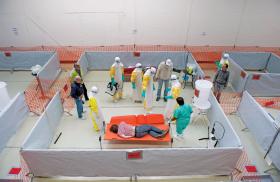 Amsterdam, szkoleniepersonelu, który będzie pomagał w walce z epidemią eboli
