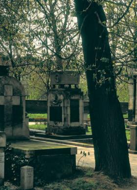 Pomnik nad grobem ułanów poległych pod Rokitną w 1915 roku i grobowiec żołnierzy, którzy zginęli podczas zamieszek w Krakowie w 1923 roku.
