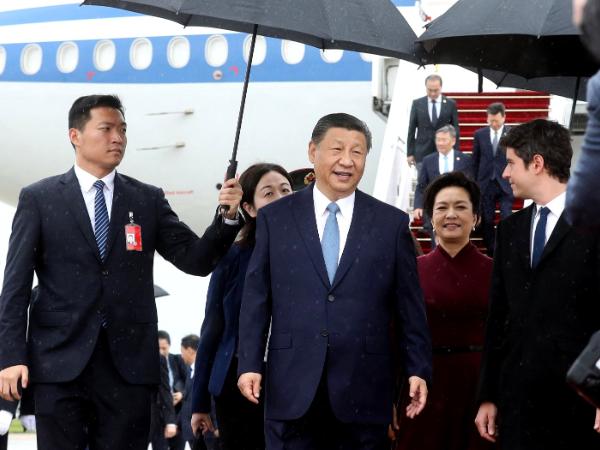 Prezydent Chin Xi Jinping po lądowaniu w Paryżu