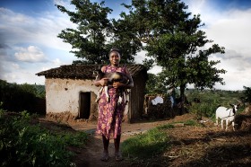 Donatha Uwizeye, 16 lat. Rodzice zginęli, gdy miała 2 lata. Mieszka tylko z babcią. Pomaga  w pracach domowych. KOZĘ dostała od Sióstr. Koźlątka może sprzedać i kupić potrzebne rzeczy. Chce zostać pielęgniarką. Marzy, by pomagać chorym. Ruhango, Rwanda