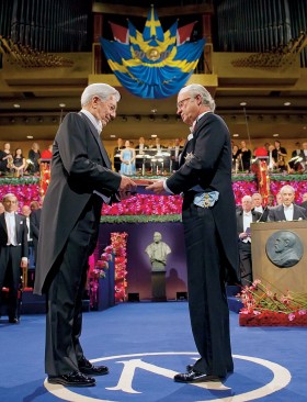 Król Szwecji Karol XVI Gustaw wręcza Llosie od dawna zasłużoną literacką Nagrodę Nobla.