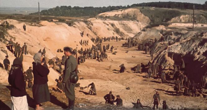 Po masakrze w Babim Jarze masowy grób zakopują jeńcy wojenni, 1 października 1941 r.
