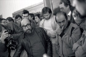 Stefan Bratkowski (w okularach) z Jackiem Kuroniem podczas zebrania NZS w 1980 r.
