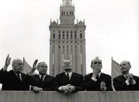 Trybuna na Placu Defilad przed Pałacem Kultury. Od lewej stoją: Józef Cyrankiewicz, Marian Spychalski, Wiesław Gomułka, Józef Kępa i Zenon Kliszko, 1 maja 1968 r.