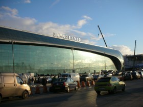 Budynek nowoczesnej hali lotniska. Rozbudowanego w ostatnich latach