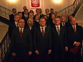 Donald Tusk i jego ministrowie przed pierwszym posiedzeniem rządu
