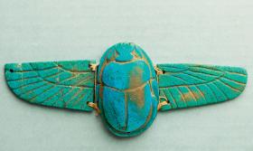 Skarabeusz, amulet z fajansu z czasów XXI dynastii.