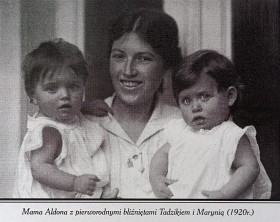 Marysia i Tadeusz z matką w roku 1920