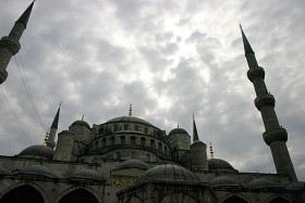 Błękitny Meczet, zbudowano na polecenie sułtana Ahmeta I, miał przewyższyć swą potęgą i pięknem stojącą nieopodal Hagię Sofię.