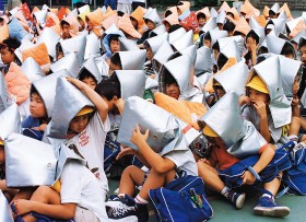 Tokio, maluchy w przedszkolu podczas szkolenia na wypadek trzęsienia ziemi.