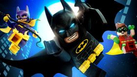 2. „LEGO BATMAN: FILM”, reż. Chris McKay. Najlepszy film z Batmanem w roli głównej od czasów „Mrocznego Rycerza” Christophera Nolana, wywodzący się wprost z obrazu „LEGO PRZYGODA”, gdzie Miller i Lord zapoznali nas z klockową wersją obrońcy Gotham. Batman w tym wydaniu to świetna komedia, wychodząca od bardzo dobrego zrozumienia tej postaci, poruszająca poważne tematy, jak choćby kwestie budowania rodziny, utrzymana jednak w absurdalnej konwencji. To szalona jazda bez trzymanki przez uniwersum Gacka, która bawi i wzrusza, a na pewno zaskakuje. O dziwo McKayowi udało się w tym filmie ożywić magię wspaniałej „LEGO PRZYGODY”.