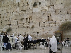 Ściana Płaczu, jedyna pozostałość po świątyni jerozolimskiej odbudowanej przez Heroda Wielkiego