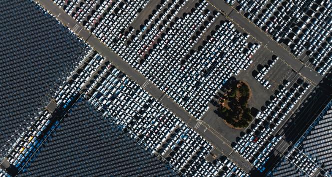 Pojazdy Hyundai Motor Co. zaparkowane obok paneli słonecznych na fabrycznym parkingu, Ulsan, styczeń 2024 r.