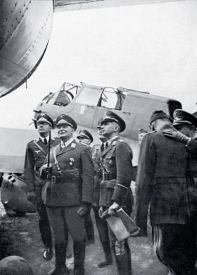 Hermann Göring i broń przejęta przez wojsko niemieckie w Polsce w 1939 r.