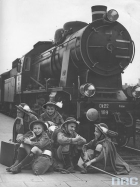 Drewniana CIUPAGA – odwieczna pamiątka z wakacji w Zakopanem. Krakowskie zuchy czekają na odjazd pociągu do domu, koniec wakacji 1938 r.