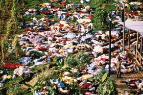Masowe samobójstwo członków sekty Świątyni Ludu Jamesa Jonesa, 1978 r., Jonestown, Gujana.