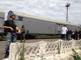Szczątki ofiar katastrofy przewożono do specjalnego pociągu chłodni, który przez wiele dni stał na stacji kolejowej Torez.