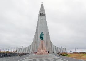 Górujący nad Reykjavikiem kościół Halgrimskirkja, drugi najwyższy budynek w kraju.