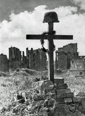 Mogiła powstańcza na Górnym Czerniakowie w Warszawie, początek 1945 r.