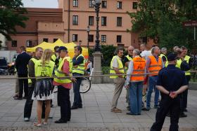 Obywatele przechadzali się wzdłuż szpaleru policjantów odgradzających jezdnią Krakowskiego Przedmieścia, którą miała przejść smoleńska procesja.