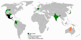 Kolor czarny - eutanazja dopuszczalna w niektórych regionach. Zielony - dopuszczalna, jasnozielony - próby legalizacji, pomarańczowy - niegdyś dopuszczalna, obecnie nielegalna. W Indiach dopuszczalna tylko jako prajopawesa (zagłodzenie się na śmierć).