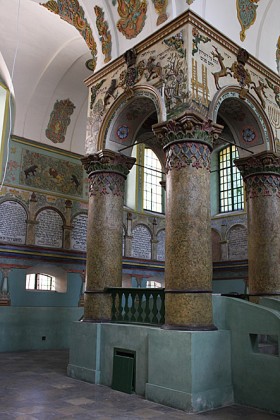 Kolumny otaczające bimę i wspierające sklepienie sali modlitwy w synagodze w Łańcucie
