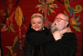 A tu malarka Hanna Bakuła z prof. Jerzym Bralczykiem.