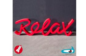 Neonmuzem ratuje liternicze zabytki z elewacji i proponuje na ścianę salonu model pamiętnego znaku z warszawskiego kina Relax.