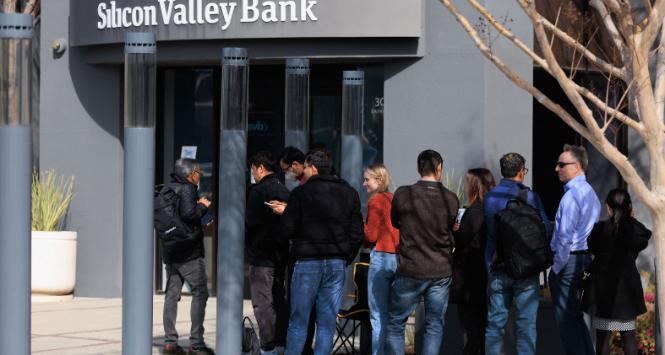 Silicon Valley Bank (SVB) padł ofiarą własnego sukcesu i własnej niekompetencji. Na fot. kolejka klientów SVB przed oddziałem w Santa Clara, Kalifornia.