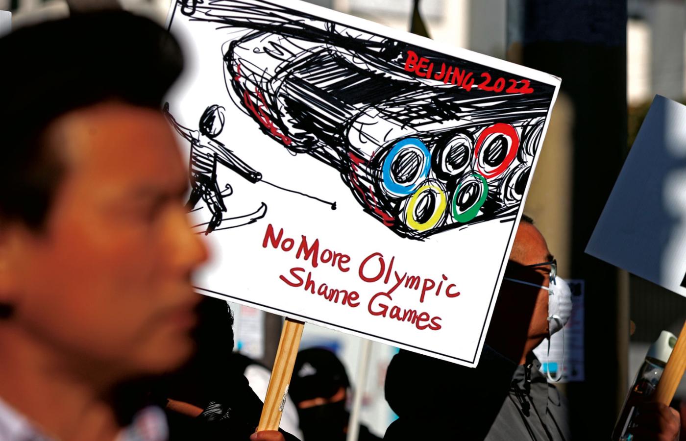 San Francisco, protest obrońców praw człowieka i uchodźców z Tybetu przeciwko organizacji igrzysk w Pekinie. Na tablicy hasło: nigdy więcej olimpiad wstydu.