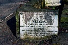 Płk Mieczysław Więckowski dostał rozkaz o wysłaniu pułku do Warszawy, pułk wysłał i następnie strzelił sobie w głowę.