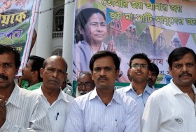 Mamata Banerjee, czyli Didi, „starsza siostra”, pogromca komunistów i nowa premier Bengalu Zachodniego, nie jeździ opancerzoną limuzyną: chodzi piechotą i nosi białe sari.
