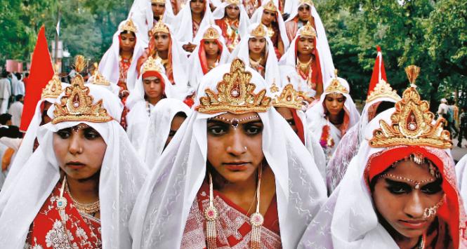 Hinduskie panny młode podczas wspólnej dla 44 par ceremonii ślubnej.