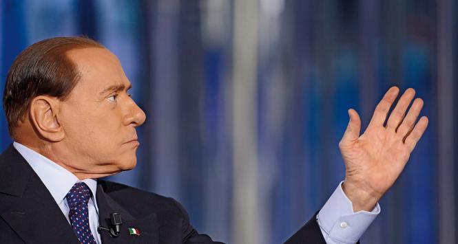 10 lat temu Berlusconi w wywiadzie dla brytyjskiego tygodnika „The Spectator” stwierdził, że Benito Mussolini nikogo nie zamordował, a politycznych wrogów wysyłał na wakacje na wyspy szczęśliwe.