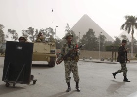 Wszyscy pocieszają się, że gdyby Egipt wybuchł w środku lata, byłoby dużo gorzej.