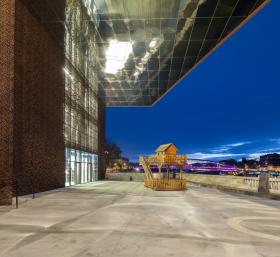 Projektanci zrobili zresztą wiele, by nowy obiekt nie był odczuwany jako ciało obce w nadwiślańskich bulwarach. Na przykład wyłożenie lustrzaną stalową blachą sufitu obszernego podcienia budynku sprawia, że położony poniżej poziomu Cricoteki nadrzeczny deptak i plac koło Cricoteki doskonale się „widzą”.